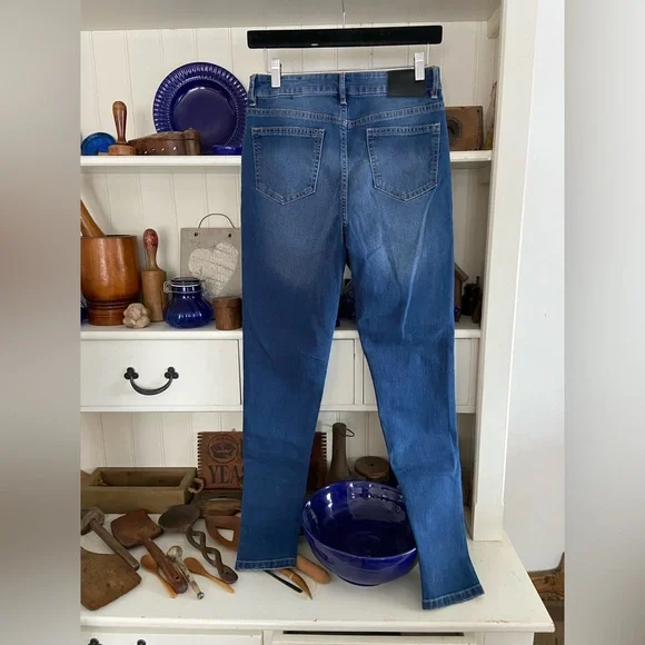 AKA - Picture 2 of 3